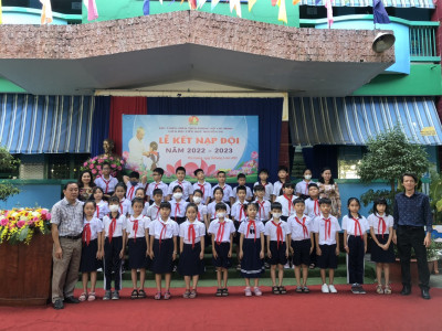 LIÊN ĐỘI TIỂU HỌC NGUYỄN DU: LỄ KẾT NẠP ĐỘI VIÊN MỚI – TỰ HÀO MÀU KHĂN QUÀNG ĐỎ TRÊN VAI.