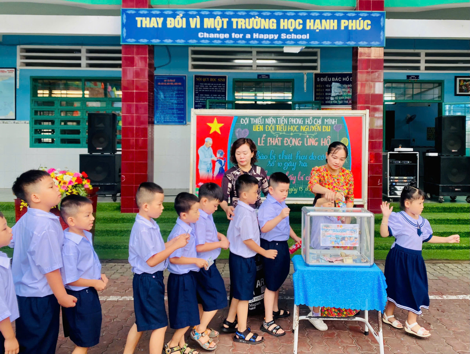 TẬP THỂ GIÁO VIÊN, NHÂN VIÊN, PHỤ HUYNH VÀ HỌC SINH TRƯỜNG TIỂU HỌC NGUYỄN DU CHUNG TAY HƯỚNG VỀ ĐỒNG BÀO BỊ ẢNH HƯỞNG BỞI CƠN BÃO SỐ 10.