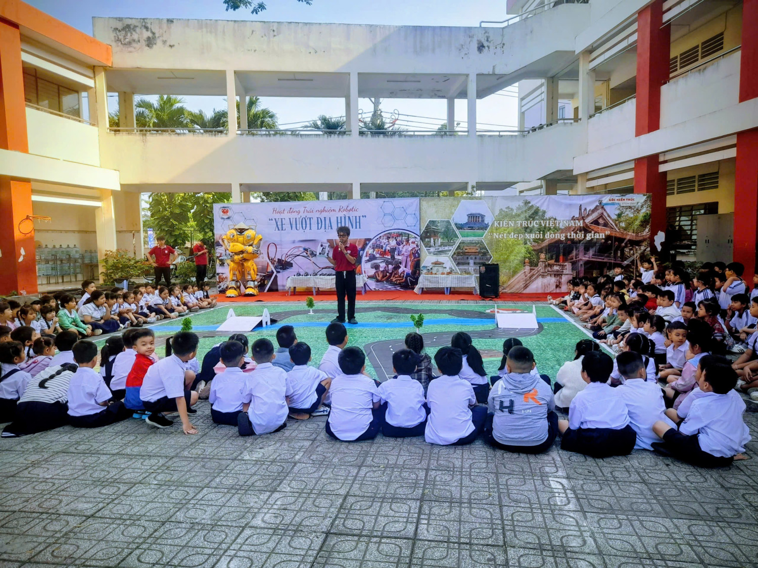 HỌC SINH TRƯỜNG TIỂU HỌC NGUYỄN DU THAM GIA TRẢI NGHIỆM NGÀY HỘI ROBOTIC “XE VƯỢT ĐỊA HÌNH”